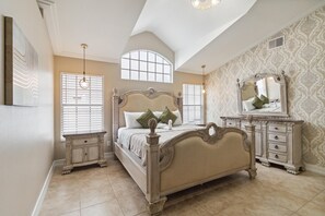 4 makuuhuonetta, työpöytä, silitysrauta/-lauta, ilmainen Wi-Fi