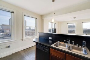 Fridge, oven, stovetop, dishwasher