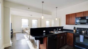 Fridge, oven, stovetop, dishwasher