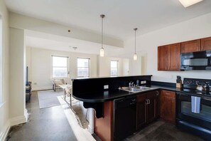 Fridge, oven, stovetop, dishwasher - Historic Henry Clay Building Downtown w/ King Bed (Louisville)