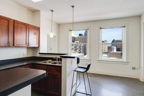 Fridge, oven, stovetop, dishwasher