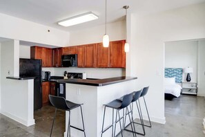 Fridge, oven, stovetop, dishwasher