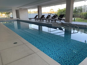 Indoor pool, open 6:00 AM to 10:00 PM, sun loungers - Flat Vip 5 Estrelas (Cotia)