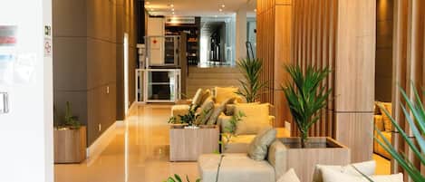 Coin salon dans le hall
