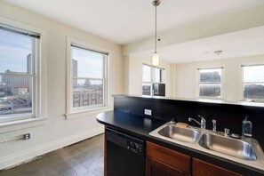 Fridge, oven, stovetop, dishwasher