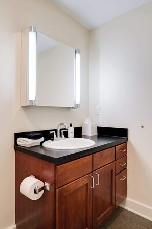 Regadera, secadora de cabello, toallas 