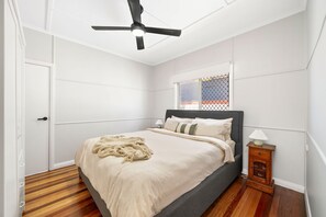 3 bedrooms, free WiFi, bed sheets - Cosy Cottage at Scarborough Beach (Scarborough)