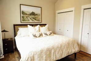 3 bedrooms, travel cot, free WiFi, bed sheets - NEW charming 3 bedroom cottage nestled on the scenic Red Lodge Golf Course  (Red Lodge)