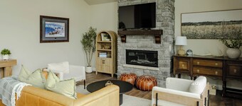 NEW charming 3 bedroom cottage nestled on the scenic Red Lodge Golf Course 