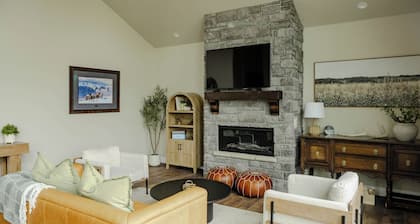 NEW charming 3 bedroom cottage nestled on the scenic Red Lodge Golf Course