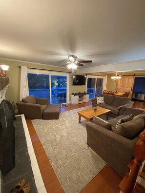 Téléviseur connecté, foyer, jeux vidéo, lecteur de DVD