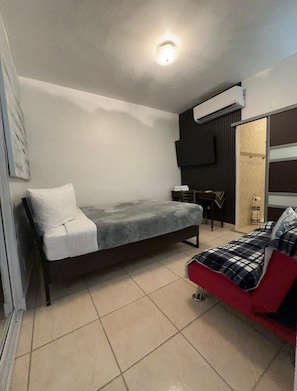 1 dormitorio, tabla de planchar con plancha, wifi y ropa de cama