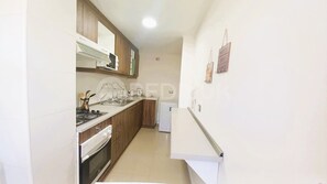 舒適公寓 | 私人廚房 | 爐台、電熱水壺、鍋具/餐盤/廚房用品、餐桌