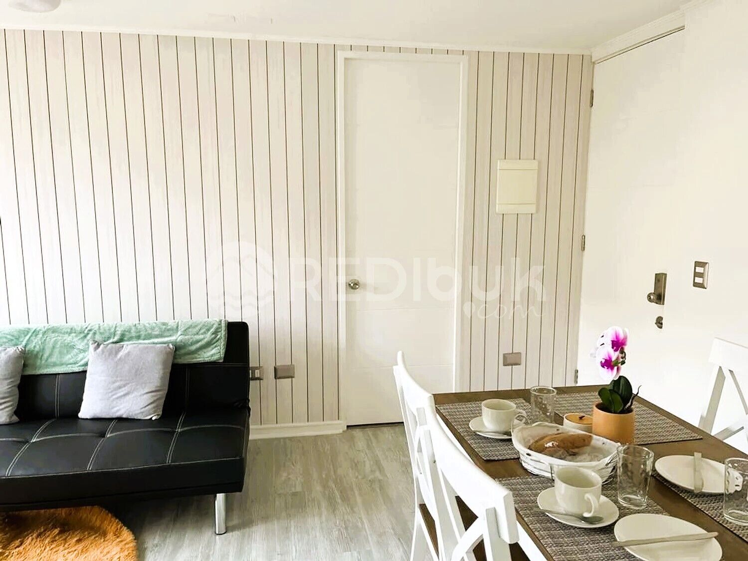 Leilighet – comfort | Oppholdsområde | En 32-tommers Flatskjerm-TV med digitale kanaler