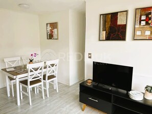 Apartamento Confort | Zona de estar | Televisión de pantalla plana de 32 pulgadas con canales digitales