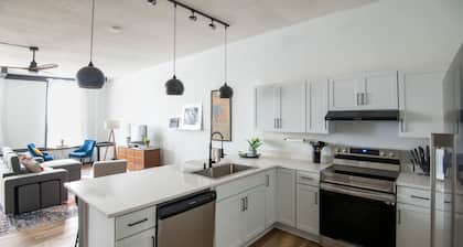 Cozy studio in enchanting downtown Warrensburg with full kitchen, AC, WiFi
