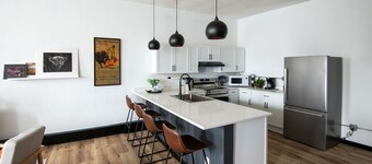 Cozy studio in enchanting downtown Warrensburg with full kitchen, AC, WiFi