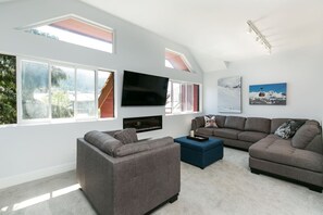 Smart TV, fireplace, books, stereo - Tantalus Penthouse | Mountain & Village Views (Whistler)