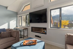 Smart-TV, Kamin, Bücher, Stereoanlage