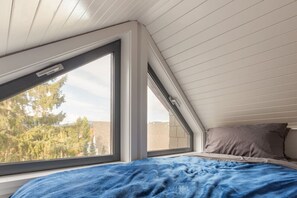 2 chambres, bureau, fer et planche à repasser, lit parapluie