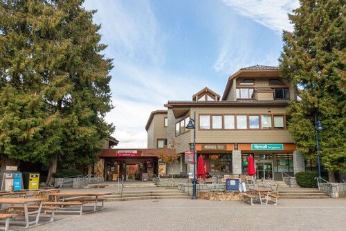 Black Tusk | Top Floor + Best Location + Mtn Views