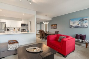 TV connectée, cheminée, livres, chaîne hi-fi