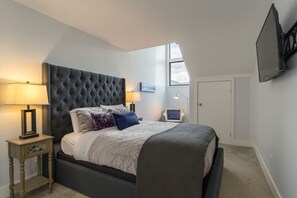 2 chambres, bureau, fer et planche à repasser, lit parapluie