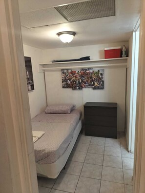 1 dormitorio, tabla de planchar con plancha, wifi y ropa de cama