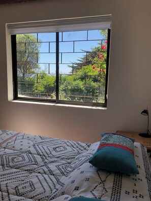 1 bedroom, free WiFi, bed sheets - Room with private bathroom in a house with excellent ocean view, steps from the beach. (Concón)