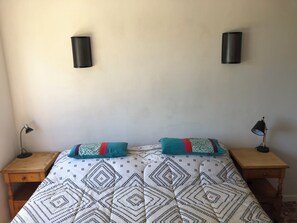 1 bedroom, free WiFi, bed sheets - Room with private bathroom in a house with excellent ocean view, steps from the beach. (Concón)