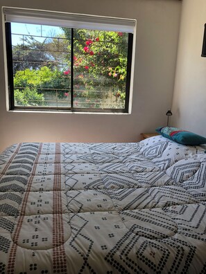 1 bedroom, free WiFi, bed sheets - Room with private bathroom in a house with excellent ocean view, steps from the beach. (Concón)