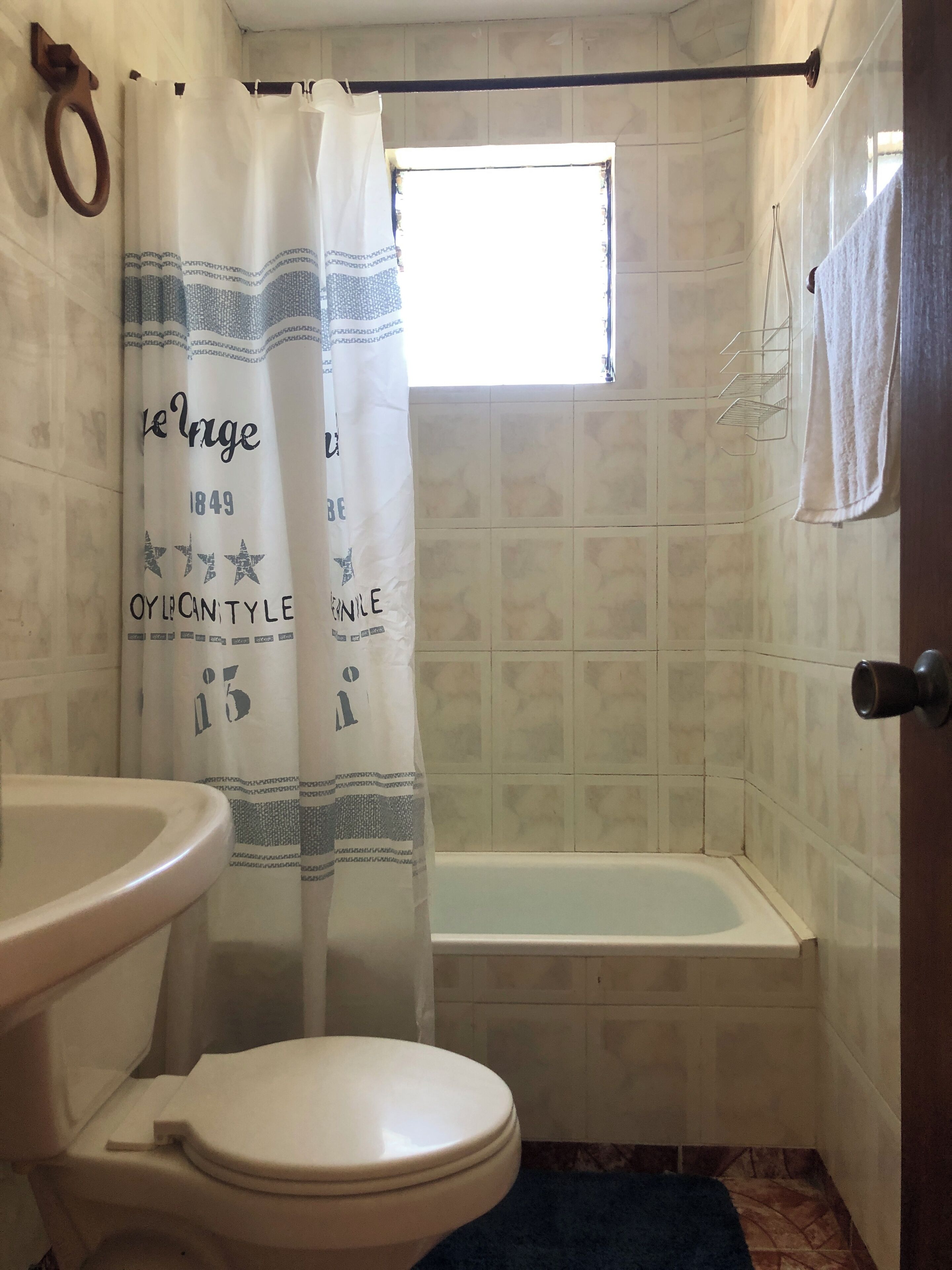 Towels, soap, shampoo, toilet paper