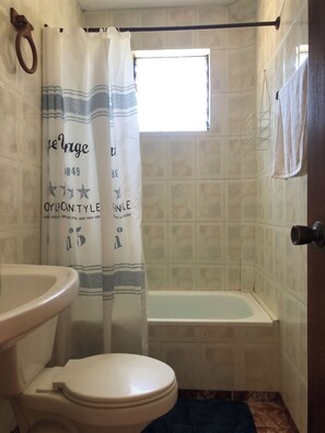 Towels, soap, shampoo, toilet paper - Room with private bathroom in a house with excellent ocean view, steps from the beach. (Concón)