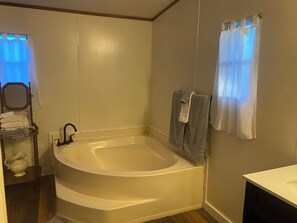 Serviettes fournies, savon, papier toilette
