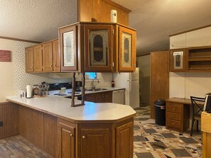 Private kitchen - Charming 3-bedroom house with AC and WiFi in Plainview, surrounded by mountains. (Plainview)