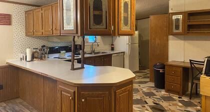 Charming 3-bedroom house with AC and WiFi in Plainview, surrounded by mountains.