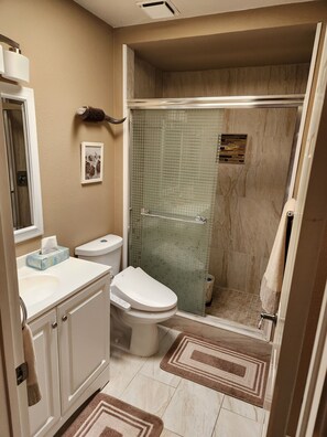 Shower, hair dryer, bidet, towels - 20% monthly discount off the listed price for 30 days or more during off season. (Casa Grande)
