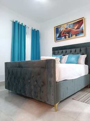 1 slaapkamer, een strijkplank/strijkijzer, wifi, beddengoed