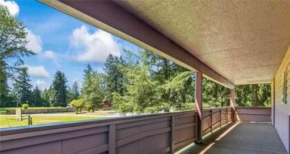 Spacious 4-bedroom house in delightful Roy with WiFi