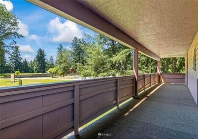 Spacious 4-bedroom house in delightful Roy with WiFi