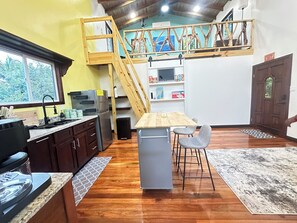 Fridge, microwave, oven, stovetop - The Howler Riverside Retreat (Belize City)
