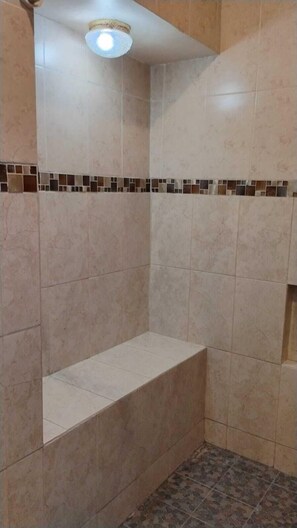 Family Room | Bathroom | Shower, rainfall showerhead, free toiletries, towels - CUMBRESUITES (Monterrey)