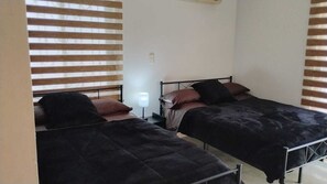 Basic Quadruple Room | Premium bedding, down comforters, desk, free WiFi - CUMBRESUITES (Monterrey)