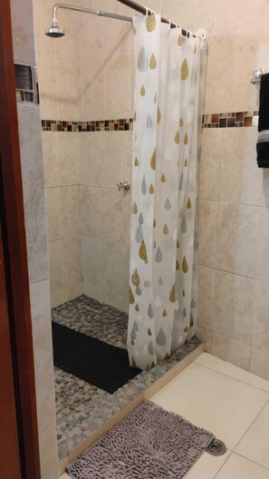 Family Room | Bathroom | Shower, rainfall showerhead, free toiletries, towels - CUMBRESUITES (Monterrey)