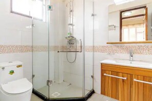 Hair dryer, towels, soap, toilet paper - Prince House 2 bedroom Apartment (Kilimani, Nairobi)