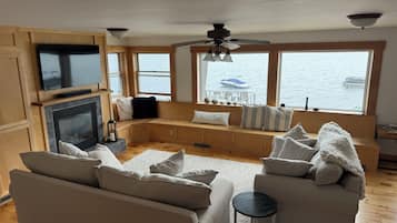 Smart TV, fireplace, books, computer monitors