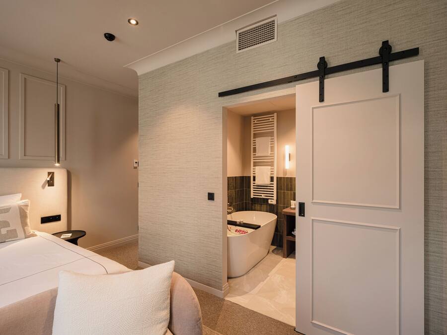 Juniorsvit | Värdeförvaringsskåp på rummet, skrivbord och mörkläggningsgardiner