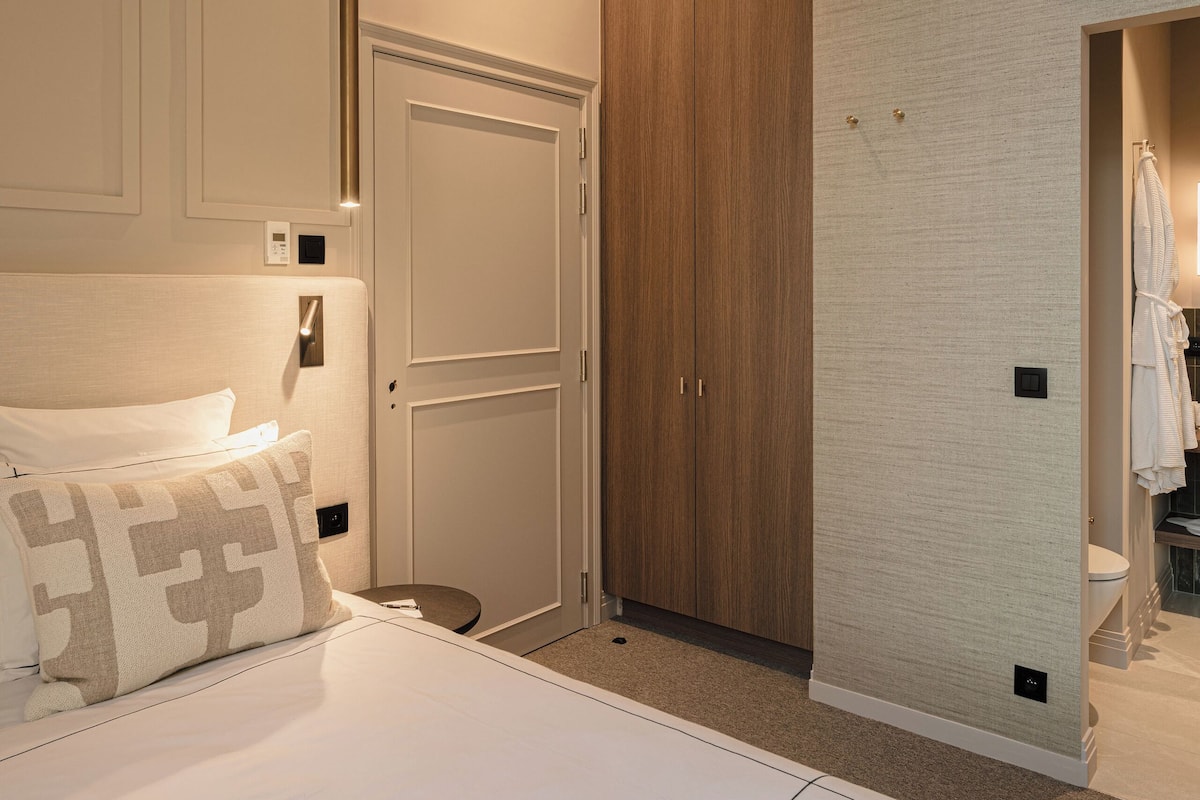 Premium Room | In-room safe, desk, blackout curtains, soundproofing