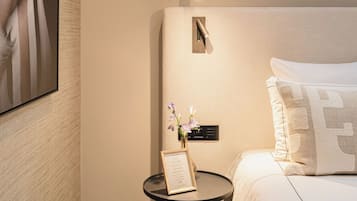Superior kamer | Een kluis op de kamer, een bureau, verduisterende gordijnen