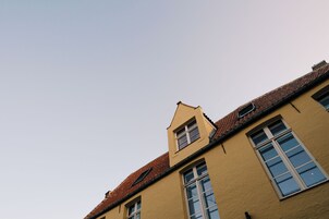 Caja de seguridad en la habitación, escritorio y cortinas blackout 